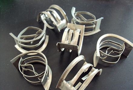 High-temperature metal packing for petrochemical refining processes